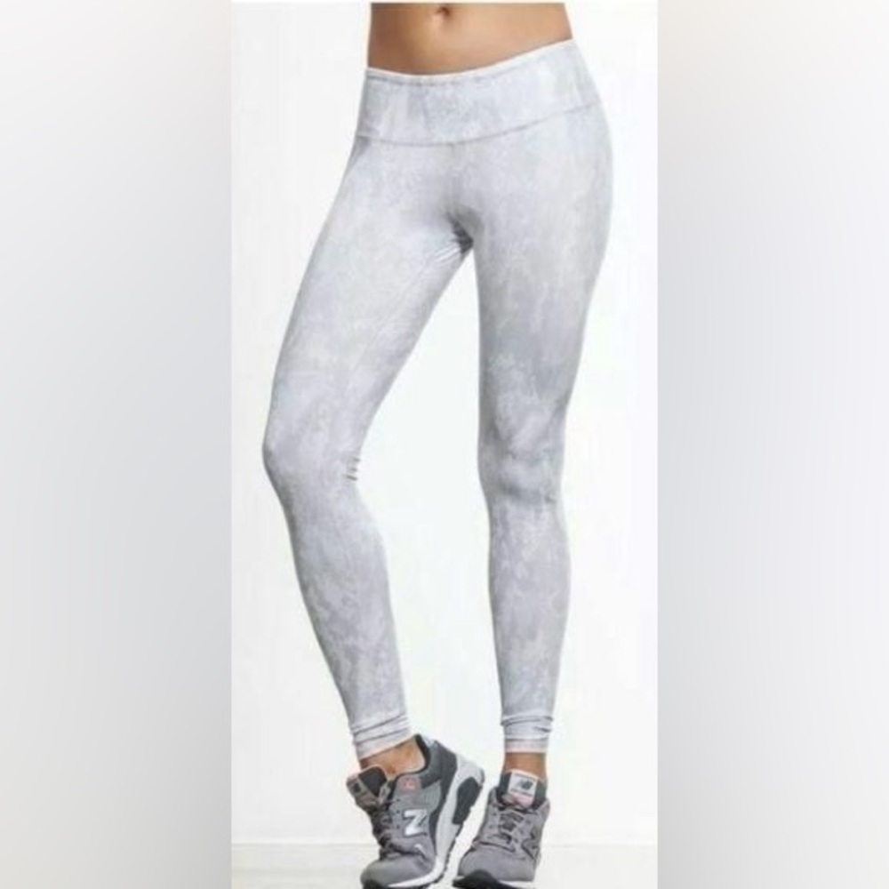 Alo airbrushed high waist leggings. Worn once. Beautiful and in new condition.
